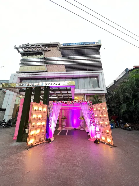 The Golden Oyster Hotel & Bar