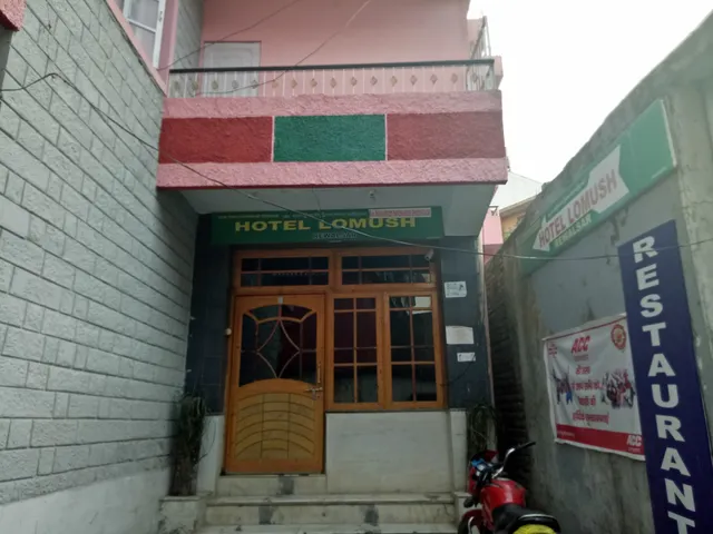 OYO 43902 Hotel Lomush