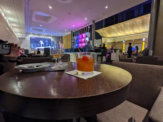 THE FIFTH, Lounge & Bar