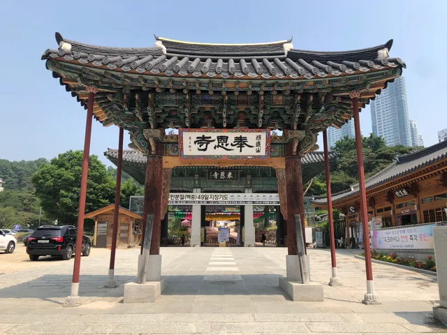 Bongeunsa Temple. COEX North Gate
