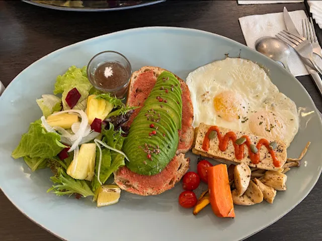 Yolo Moment 台中店 | 舒食早午餐｜甜點 | 下午茶｜生日蛋糕｜brunch & cakes