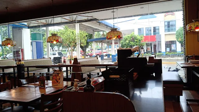 Shakey's Pizza Parlor - Paseo Outlets 5