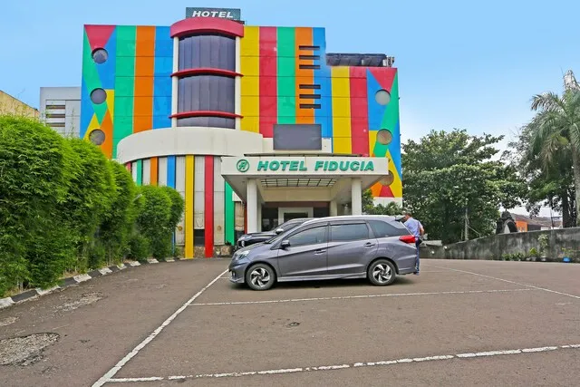 SUPER OYO Townhouse OAK Hotel Fiducia Serpong