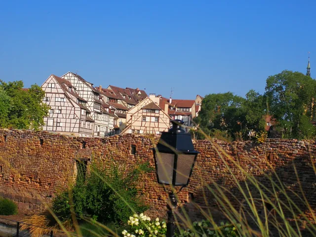 Remparts médiévaux et écluse