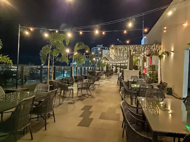 Straight Up Rooftop Bar at Seda Vertis North