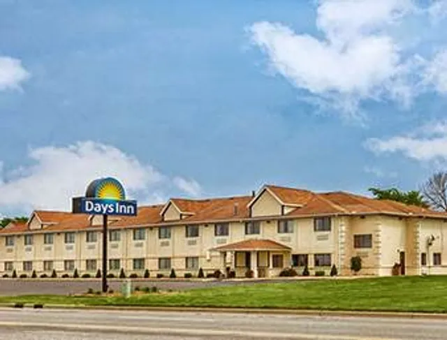 Days Inn & Suites by Wyndham Benton Harbor MI