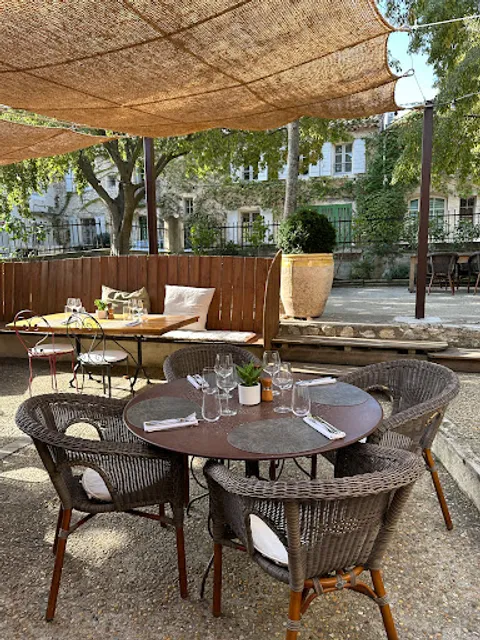 Sous les Micocouliers