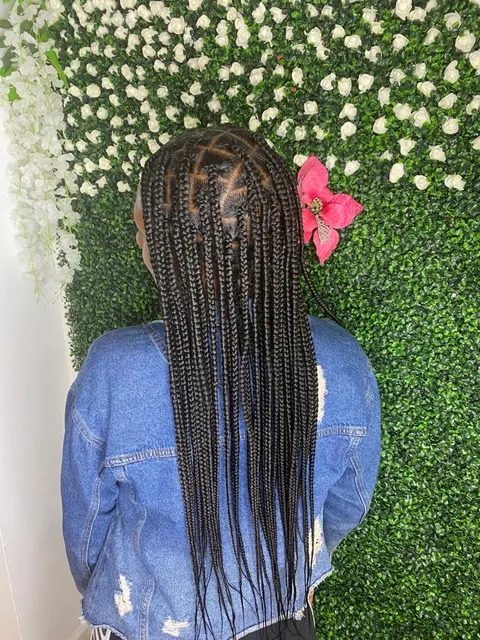 Queen Styling and Braiding Salon