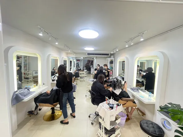 Million Salon Phloen Chit