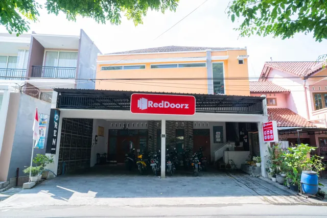 RedDoorz near Matahari Singosaren Solo