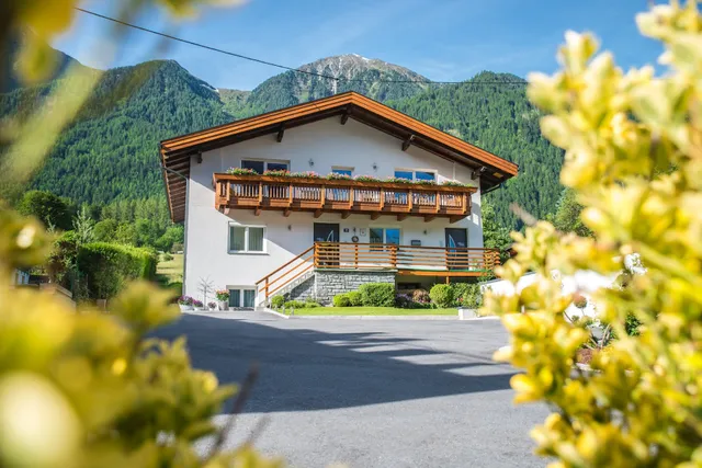 Chalet Bernegg (Comfortable apartment in the Tyrolean Oetztal)