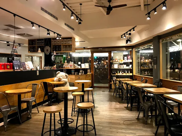 Louisa Coffee 路易莎咖啡(台南新市店)