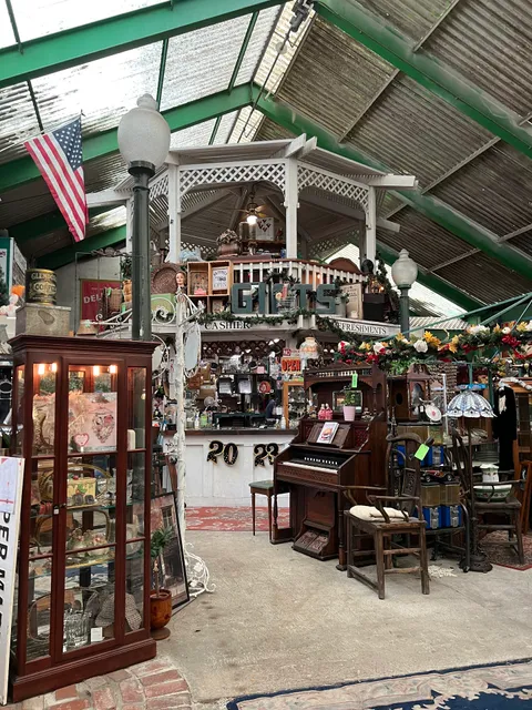 Gums Mall-Antiques & Collectables