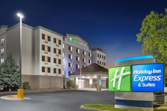 Holiday Inn Express & Suites Coralville by IHG