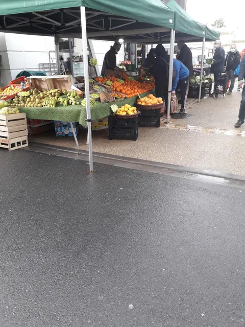 Marché à Neuville-de-Poitou