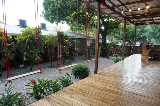 El Gato Rojas Surf Hostel