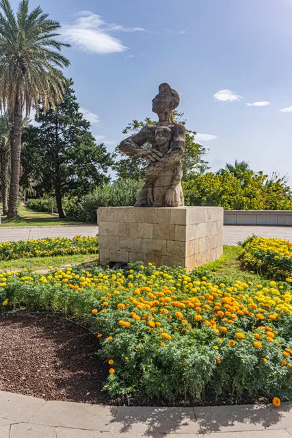 İşçi ve Oğul Heykeli