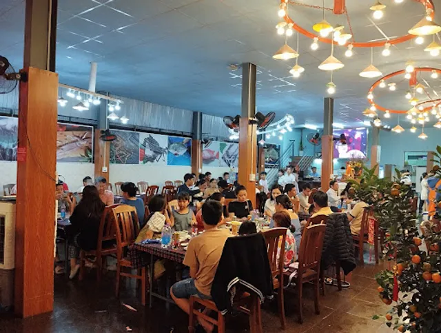 Nhà hàng Thuyền Quán