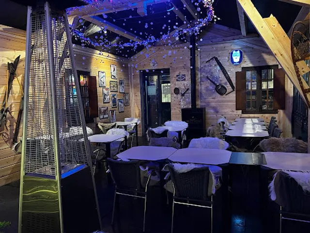 Fenêtre sur Cour & Chalet sur Cour