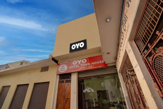Super OYO HOTEL TOWN HOUSE