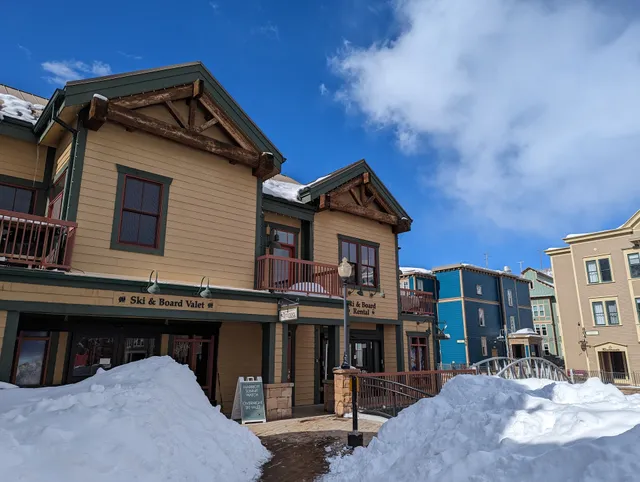 Town Lift Ski and Snowboard Rentals