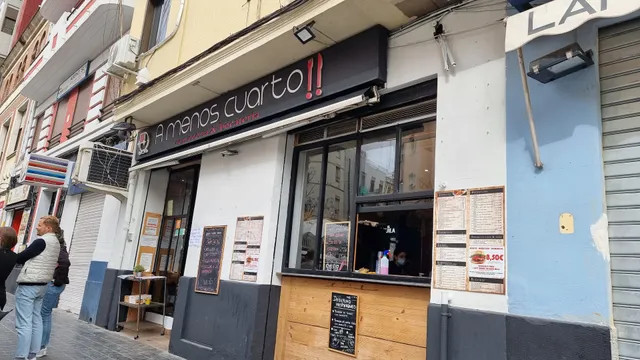 A Menos Cuarto