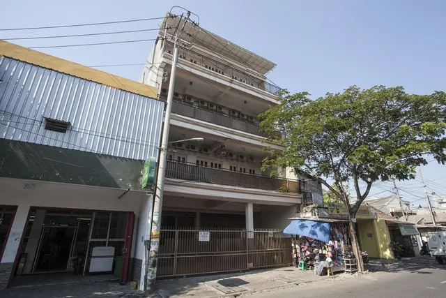 RedDoorz near Taman Flora Bratang Surabaya