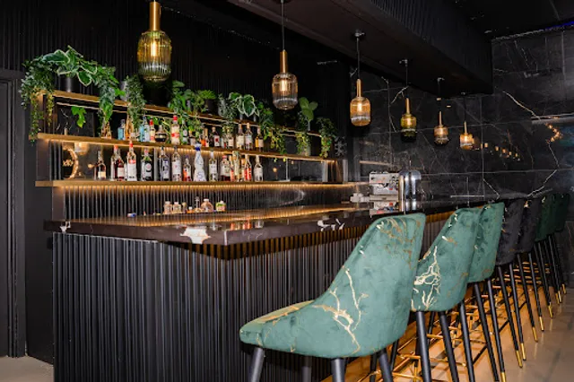 Cravin Kitchen + Lounge