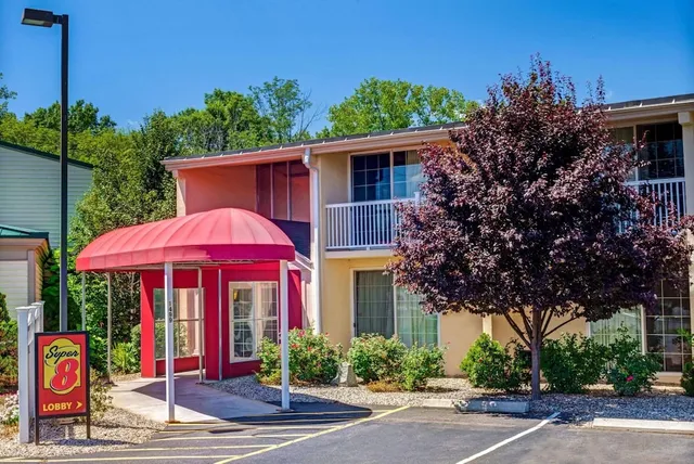 HomeSpring Inn & Studios