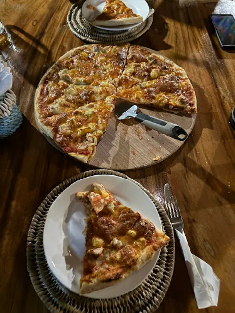 The Dive Cafe Bar & Grill