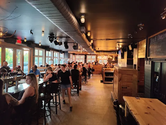 Edgar Hyperlodge Bromont | Microbrasserie - Restaurant - Bar