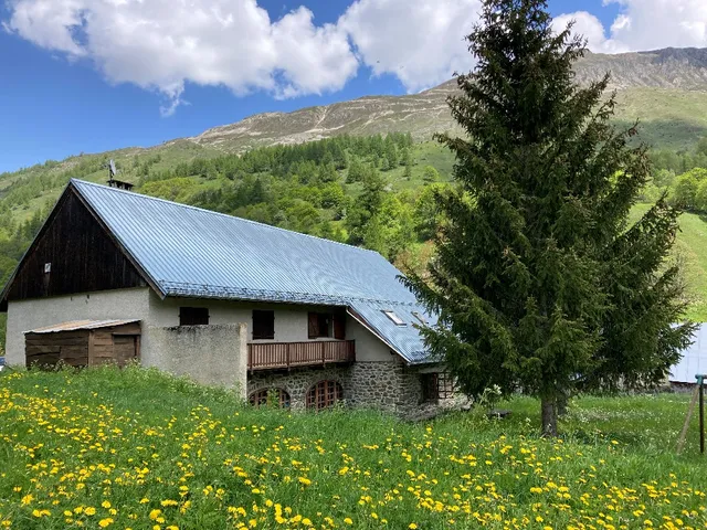 Chalet de La Rivine: location chalet 25 couchages proche pistes de Ski Savoie et sur parcours Tour de France Valloire