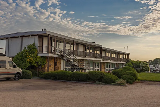 Snug Harbor Motel & Marina