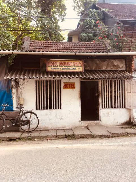 Mahakavi g road . Chittoor road iyyattil junction karikkumuri Eranamkulam south kerala