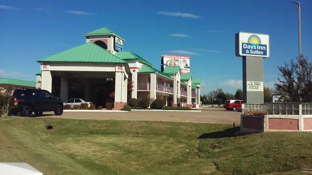 Days Inn & Suites by Wyndham Bentonville