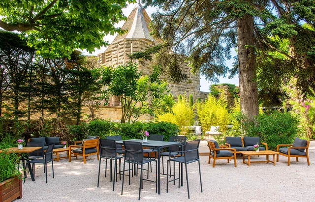 BAR BIBLIOTHEQUE dans les jardins – Hôtel de la Cité