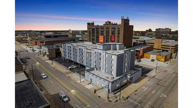 Econo Lodge Inn & Suites Waterloo Downtown
