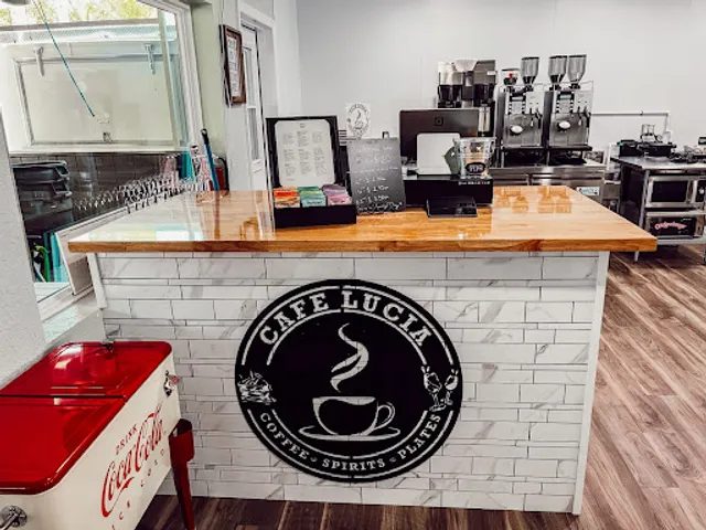 Cafe Lucia, Lake Weir