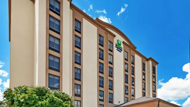 Holiday Inn Express & Suites Houston - Memorial Park Area by IHG