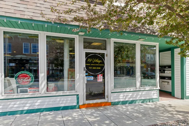 717 Vintage Shoppe- (A Marketplace for Handmade, Upcycled, Antiques and Quality Used Furniture)