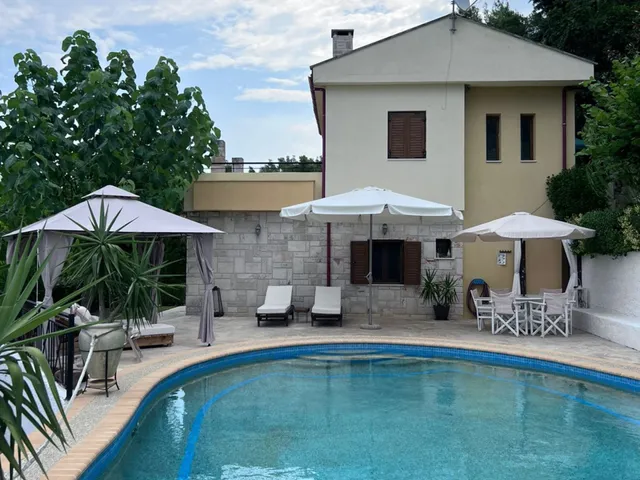 Bozis Private Pool, Siviri