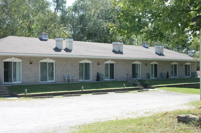 Colonial Bay Cottages and Lakeside Motel