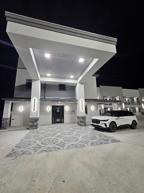 PLATINUM INN @ 99 & MORTON RANCH