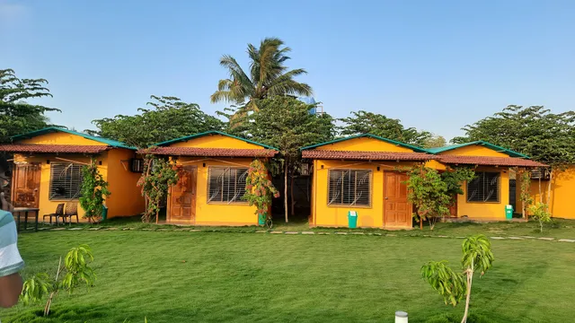 private farmhouse with swimming pool in Alibag Mango leaf Resort