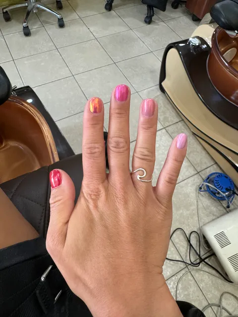 Mini's Nails