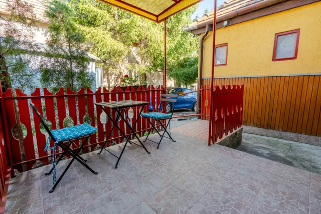 Sárga ház a Kék úton - Becske