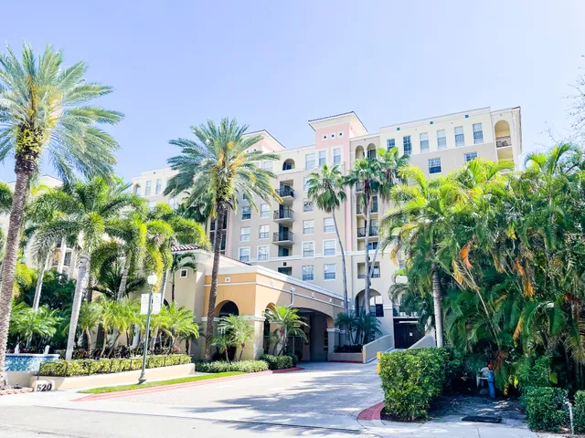 Las Olas By the River