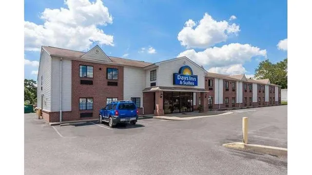 Days Inn & Suites by Wyndham Cambridge