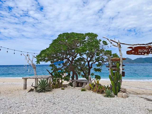 Hon Cau Beach