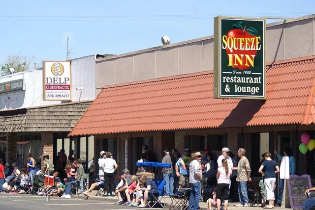 Squeeze Inn Restaurant & Lounge